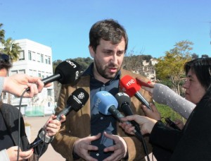 El conseller de Salut, Antoni Comín, atenent als mitjans de com