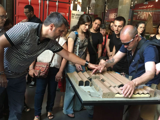 visita persones sordcegues a museu maritim barcelona