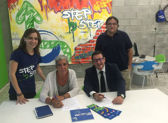 Moment de la signatura de l'acord de col·laboració signatura-programa-atencio-odontologica-infants