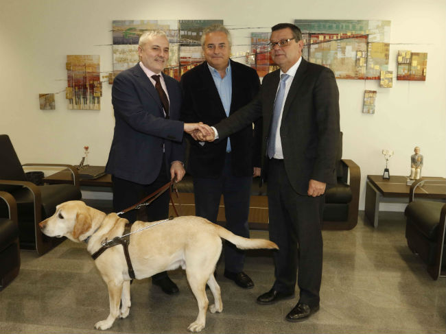 Els representants de les tres entitats en el moment de la firma del conveni conveni once i fgc accessibilitat fgc