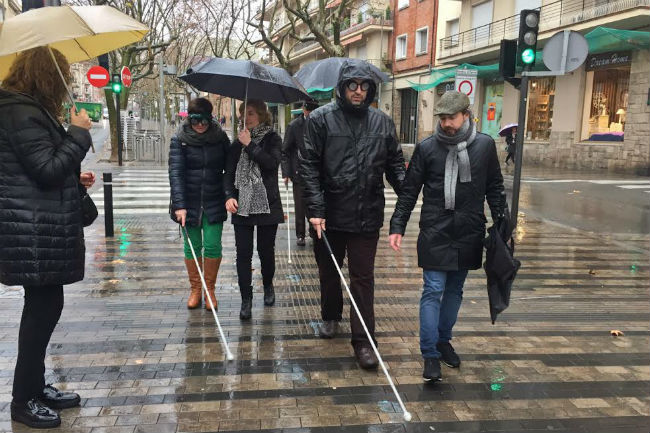 Els tècnics municipals en una de les sessions del curs curs sensibilització persones deficiències visuals