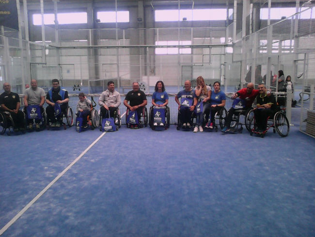 Participants a la jornada de pàdel adaptat al Club Indoor Begur jornada portes obertes pàdel adaptat begur