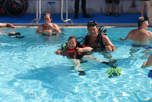 Els alumnes realitzant immersions a la piscina del Club Nàutic de Tarragona pacients discapacitat física submarinistes hospital joan XXIII