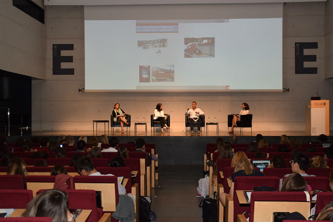 La jornada va posar de relleu el mercat emergent del turisme accessible jornada debat càtedra htsi turisme accessible barcelona
