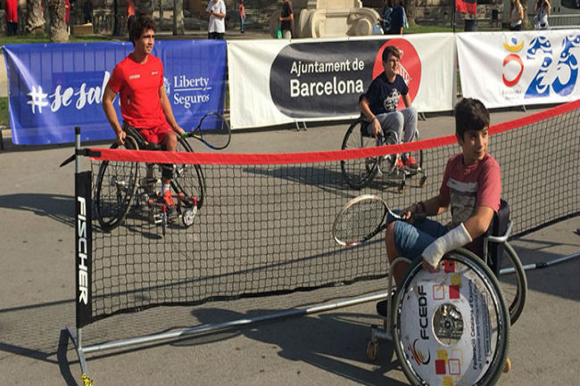 També es va practicar el tennis en cadira de rodes homenatge jocs paralímpics barcelona jornada inclusiva