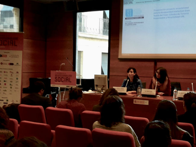 Mònica Cerdàn i Irene Calvís durant la presentació del projecte presentació projecte alas autismo setmana responsabilitat social