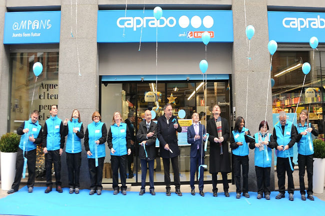Els components de la plantilla durant la inauguració del supermercat a Manresa Inauguració supermercat AMPANS Caprabo 3 (1)