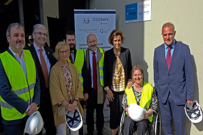 La ministra Dolors Montserrat a les portes de l'edifici a la Zona Franca Dolors Montserrat compromís govern ocupació persones discapacitat