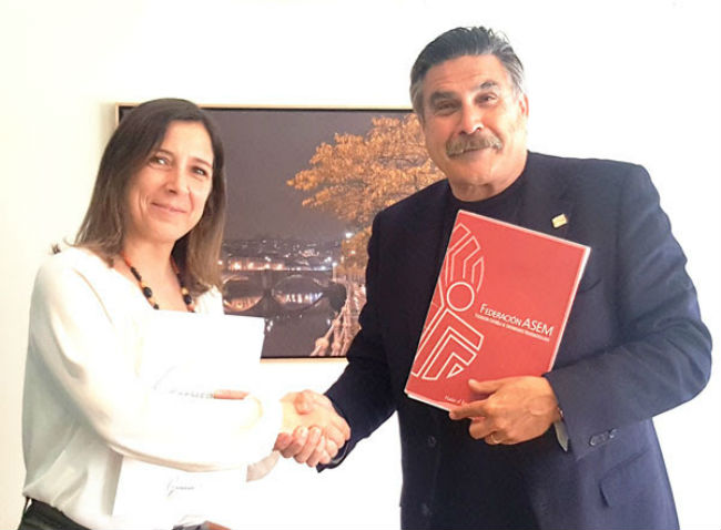 Mónica Suárez d'ASEM i el Dr. José Luis Llisterri, de SEMERGEN en el moment de la firma asem semergen difusio malalties neuromusculars