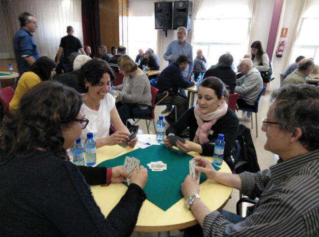 Persones jugant a aquest popular joc de cartes campionat botifarra contro recontro inclusiu tremp