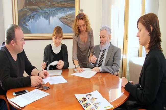 Luisa Moret i Xavier Grau en el moment de la signatura de l'acord sant boi once acord millora qualitat vida persones diversitat funcional