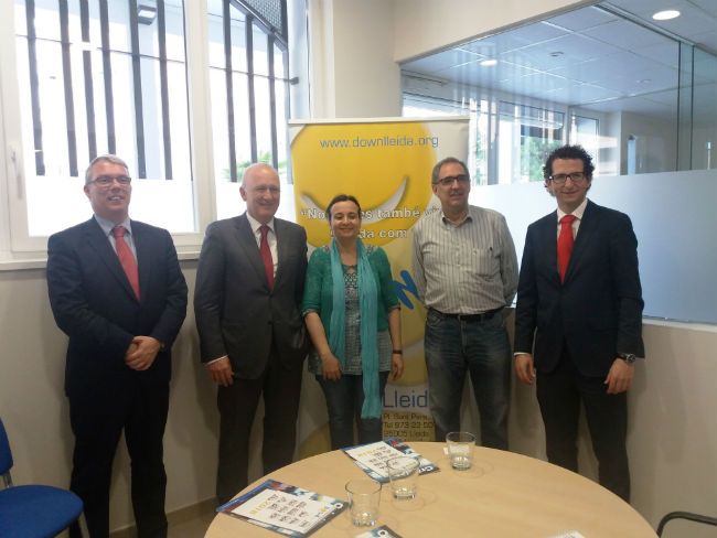 Pilar Sanjuan amb representants del Banc de Santander down lleida programa santander ayuda