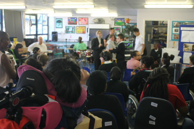 Els desplaçats a Londres van visitar una escola d'educació especial londres persones paràlisi cerebral arreu Europa