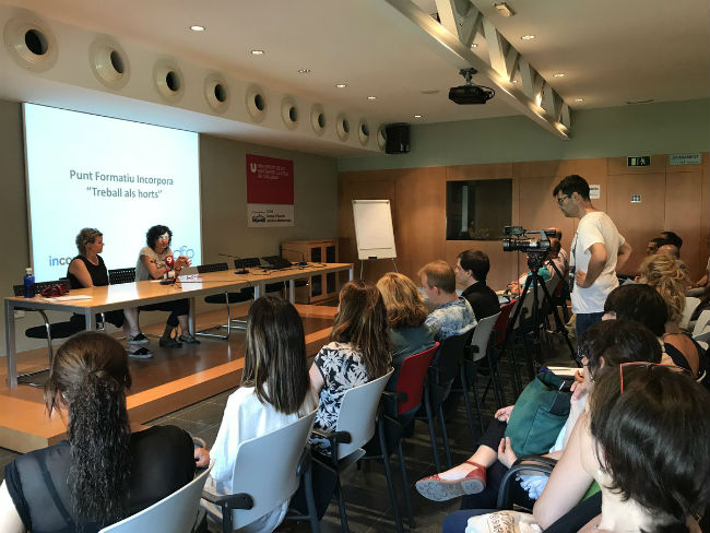 A l’esquerra, la Gerent de l’ADFO, Maria Balasch. A la dreta, la tècnica de l’ADFO responsable del projecte, Mireia Bigas acte-cloenda-del-punt-formatiu-treball-als-horts-millora-les-competencies-adfo