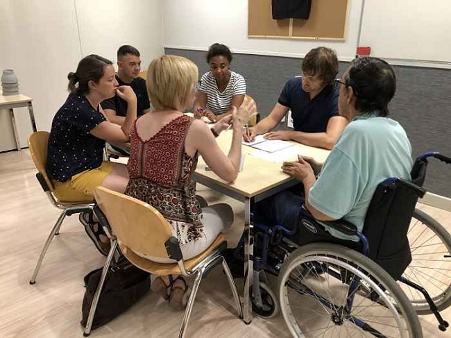 Als grups de treball hi participen usuaris, familiars i professionals aspid projecte recerca habitatge ideal discapacitat física