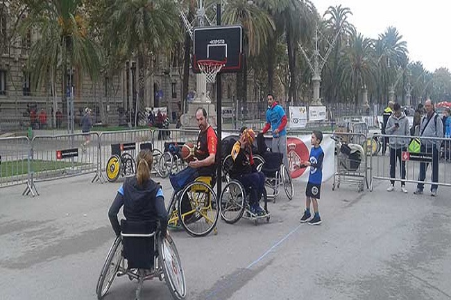 Estació de bàsquet en cadira de rodes al Passeig Lluís Companys de Barcelona fcedf esdeveniments setmana europea esport