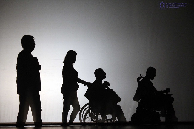 L'espectacle proposa una reflexió sobre el món dels refugiats grup escènic al trot teatre festiva eclectic camins forçats