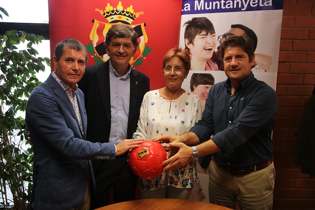 Responsables de les dues entitats durant la signatura de l'acord de col·laboració gimnastic appc tarragona diners entrades la muntanyeta