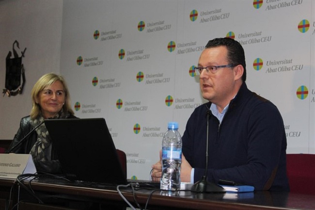 Antonio Galiano dirant la seva intervenció en el congrés antonio galiano apostar mercat ordinari inclusió persones discapacitat
