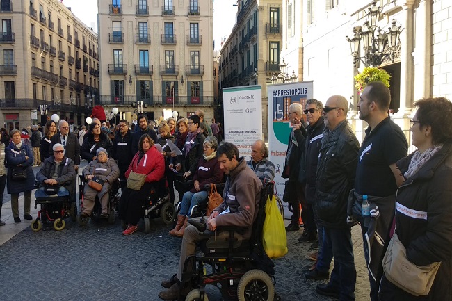 La concentració de Barcelona va tenir lloc a la plaça Sant Jaume cocemfe barcelona accessibilitat edificis habitatges