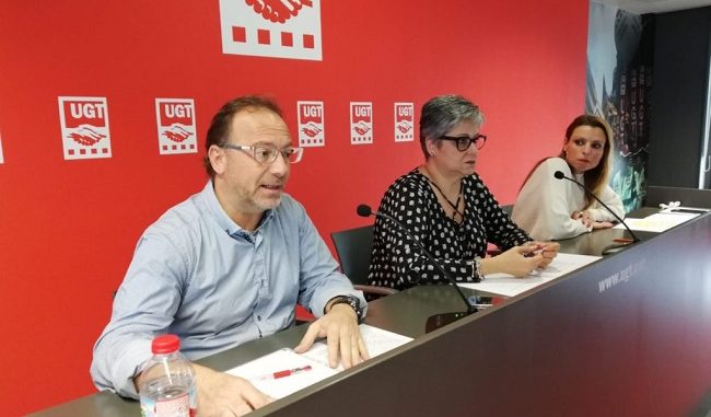 Representats del sindicat durant la presentació de l'informe que es va fer ahir discapacitat feina lismi empreeses catalanes ugt
