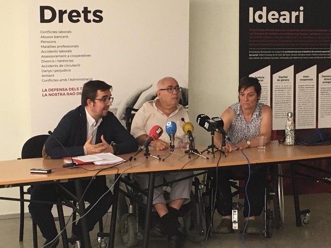 roda-premsa-col·lectiu-ronda-administració-taxis-adaptats-falta-voluntat-política