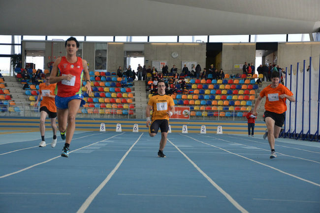 persones amb discapacitat corrent a una pista d'atletisme. necessiten una assegurança esportiva