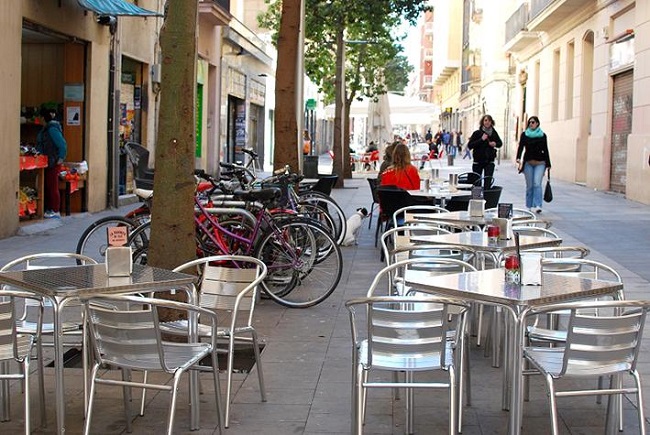 La Sindicatura de Greuges de Barcelona reclama que la nova ordenança de terrasses garanteixi la igualtat i l’accessibilitat