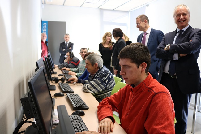 presentació equipaments informàtics grup alba campanya crowfunding