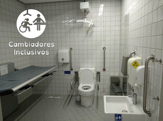 Neix l’associació Cambiadores Inclusivos per lluitar per uns banys accessibles i inclusius