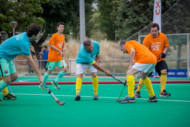 jugadors disputant un partit d'hockey herba