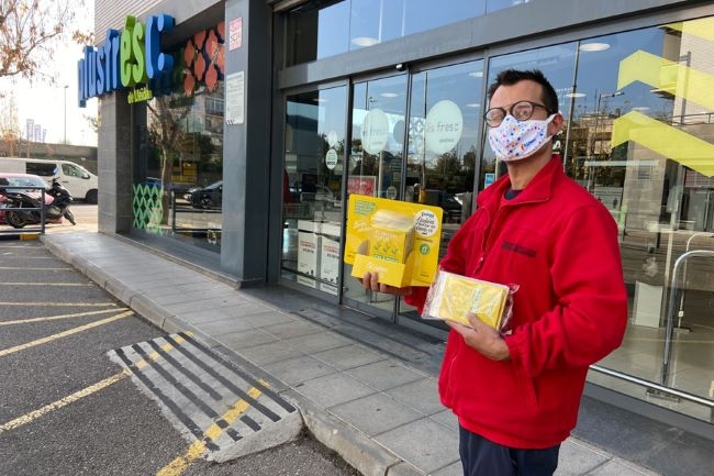 persona davant un supermercat plusfresc