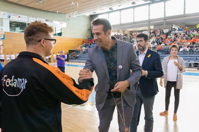 sergi grimau entregant una medalla
