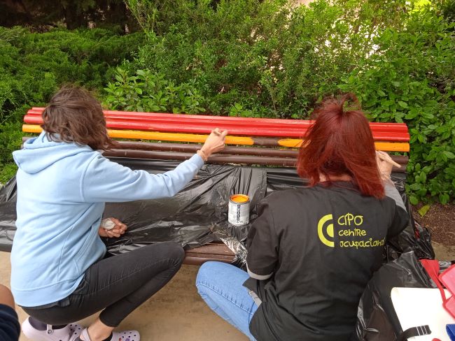 persones pintant un banc