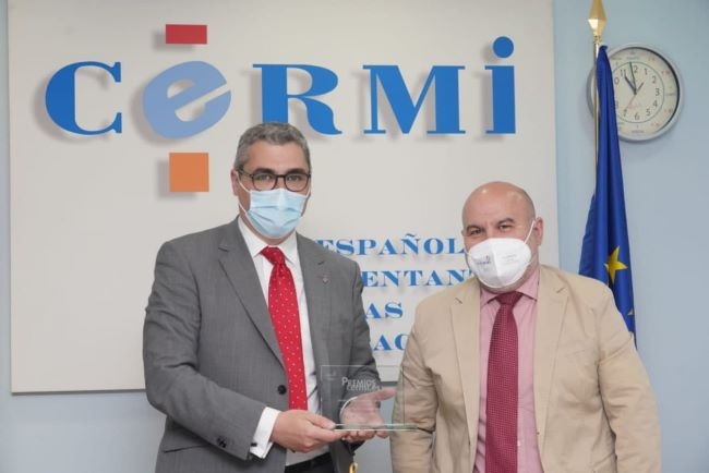 joan r,riera recollint el premi cermi a millor acció local