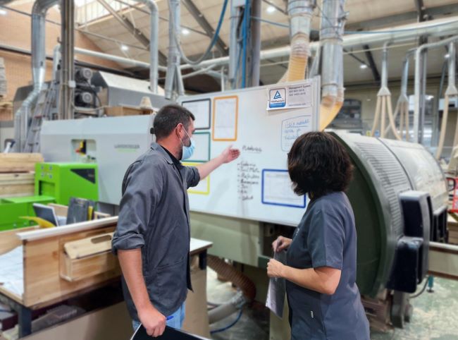 un tècnic realitzant les certificacions iso a ilersis