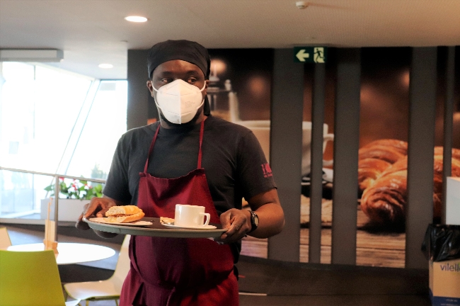 jove amb discapacitat psicosocial restaurant el davall llotja