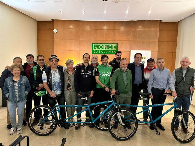 foto familia acord once i associacio mou-te en bici