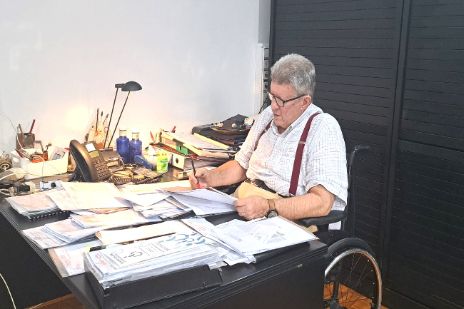 enrique rovira-beleta treballant al seu despatx