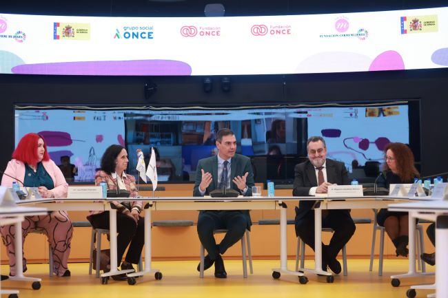 pedro sánchez amb el patronat de fundacio cermi dones