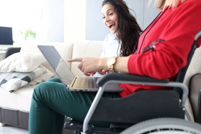 dones realitzant tràmits online des de casa