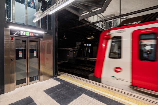 nous ascensors a l'estació de metro d'Espanya