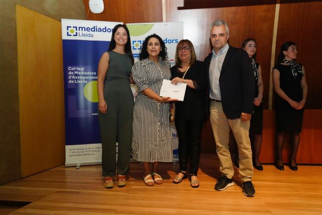 Foto de l'entrega del donatiu a aspros