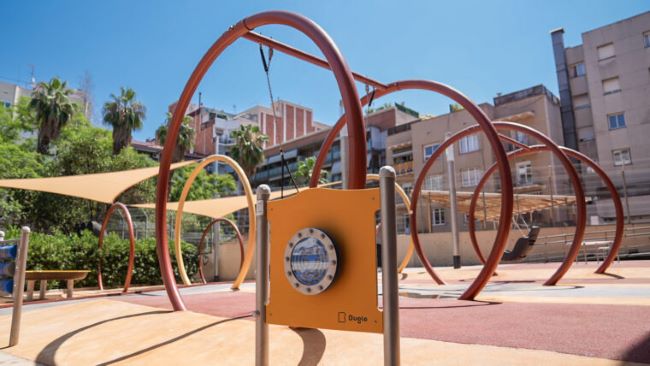 àrea joc infantil accessible als Jardins de Montserrat Roig