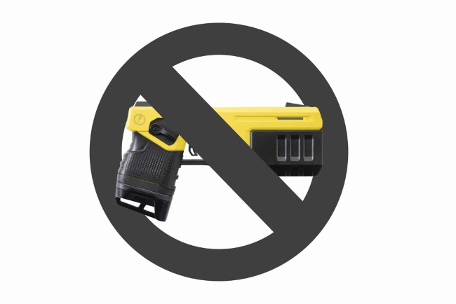 Entitats pels drets humans critiquen la decisió de l’Ajuntament de Barcelona d’adquirir 22 pistoles Taser