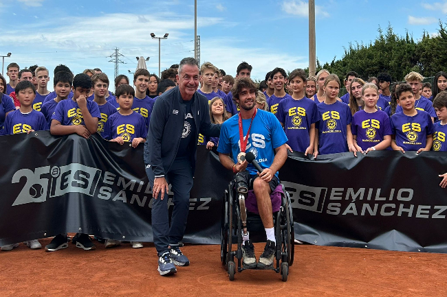Daniel Caverzaschi és homenatjat per la seva històrica medalla paralímpica a l'Acadèmia Emilio Sánchez