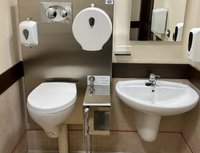 El Ministeri d’Habitatge inicia la tramitació per regular els banys adaptat a ostomitzats