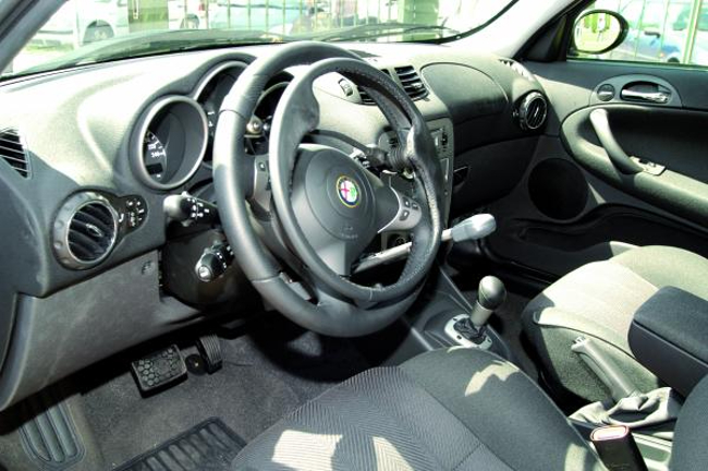 El Congrés votarà dimecres si la DGT dona a les autoescoles cotxes adaptats per a les persones amb discapacitat