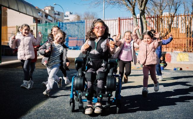 Minerva Cardozo sorprèn la seva escola caminant amb el primer exoesquelet pediàtric d'ús domèstic