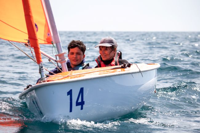 El programa ‘Vela per a Tothom’ obre les portes de la navegació a persones amb discapacitat física